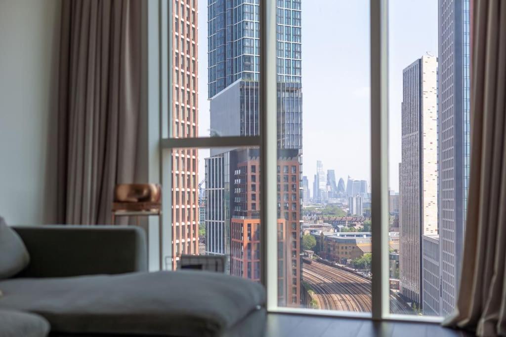 Full Of Light & Spacious 2br Residence, 9 Elms * Londra