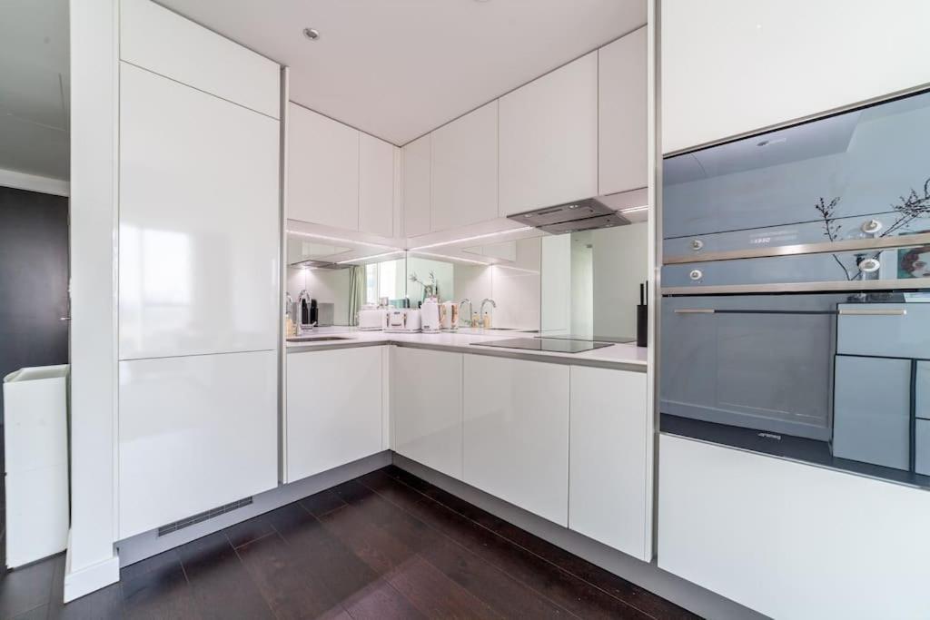 Full Of Light & Spacious 2br Residence, 9 Elms Londra