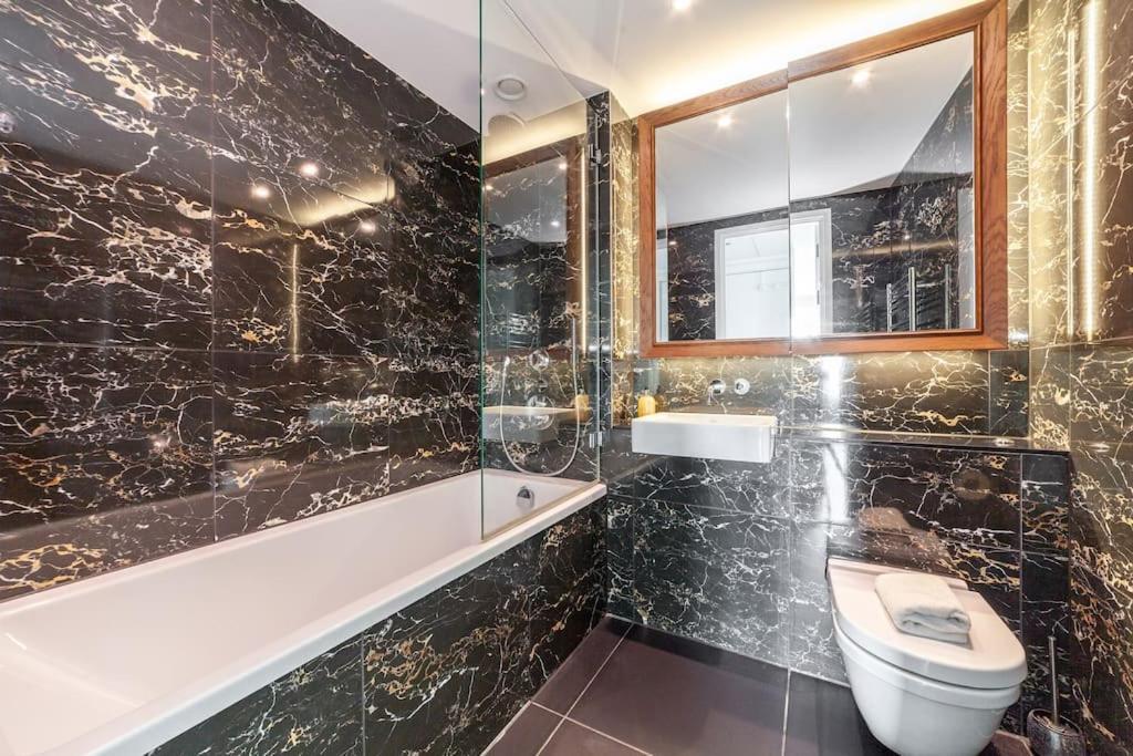 Full Of Light & Spacious 2br Residence, 9 Elms Londra