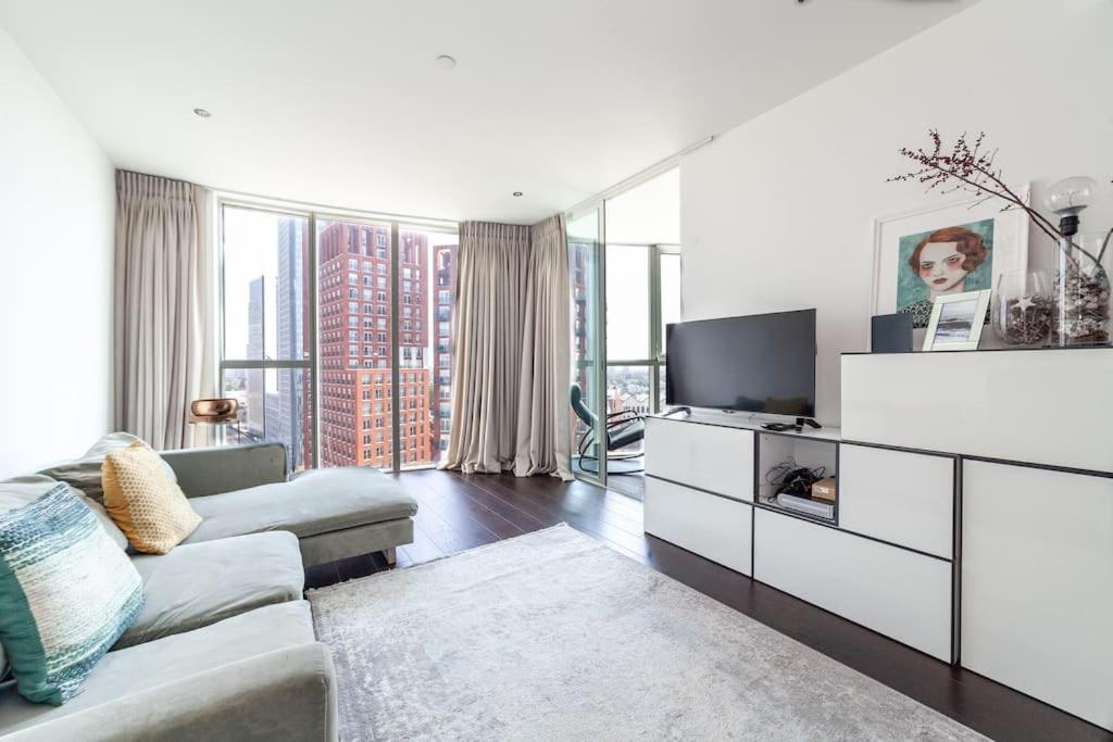 Appartamento Full Of Light & Spacious 2br Residence, 9 Elms Londra